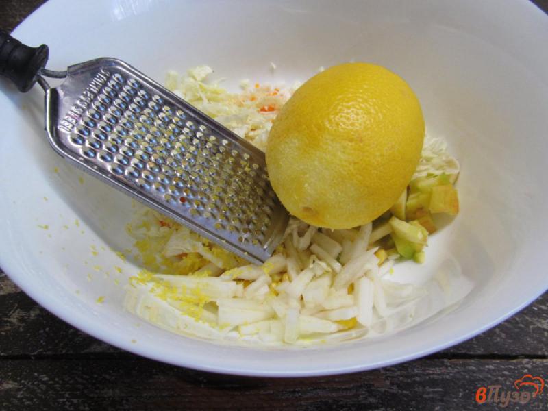 Фото приготовление рецепта: Легкий салат с пекинской капустой тыквой и кукурузой шаг №4