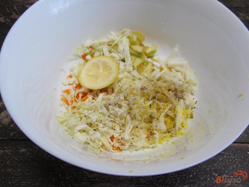 Фото приготовление рецепта: Легкий салат с пекинской капустой тыквой и кукурузой шаг №5