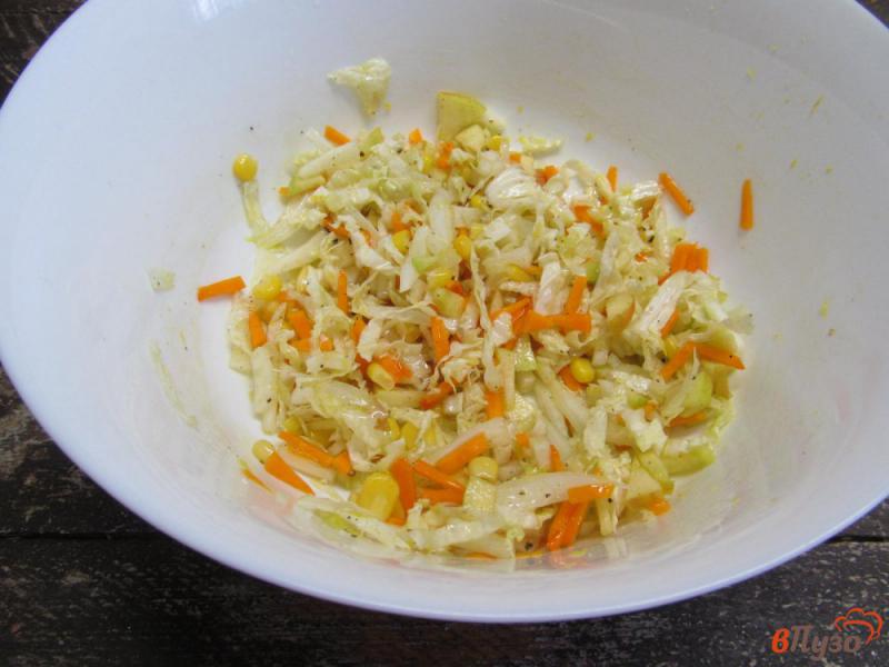 Фото приготовление рецепта: Легкий салат с пекинской капустой тыквой и кукурузой шаг №6