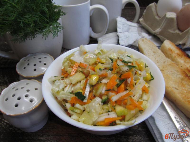 Фото приготовление рецепта: Легкий салат с пекинской капустой тыквой и кукурузой шаг №8