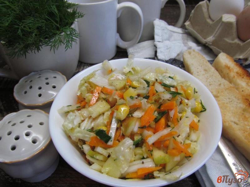 Фото приготовление рецепта: Легкий салат с пекинской капустой тыквой и кукурузой шаг №7