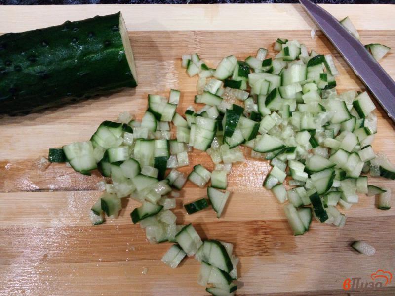 Фото приготовление рецепта: Салат с копченым окорочком, пекинской капустой и кукурузой шаг №3