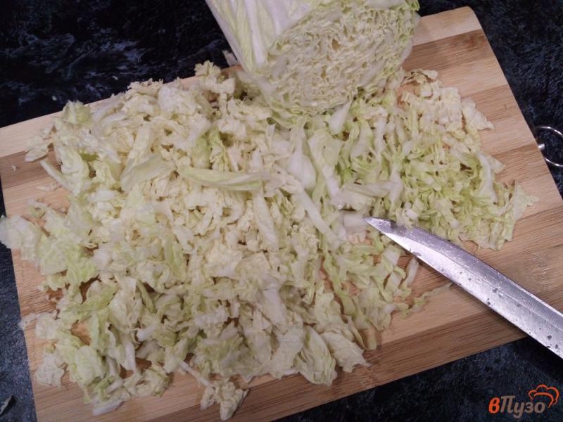 Фото приготовление рецепта: Салат с копченым окорочком, пекинской капустой и кукурузой шаг №2