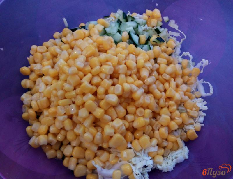 Фото приготовление рецепта: Салат с копченым окорочком, пекинской капустой и кукурузой шаг №5