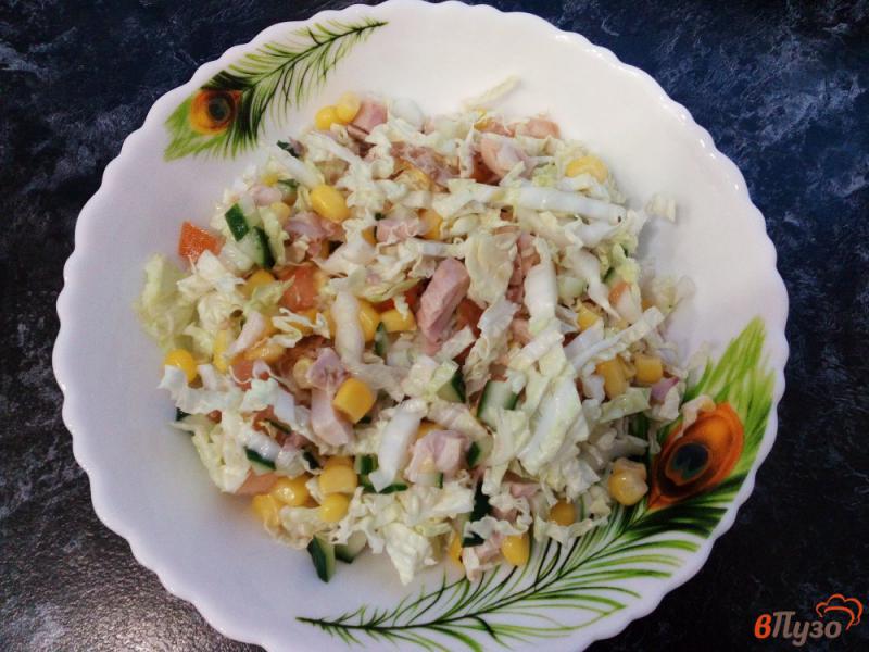 Фото приготовление рецепта: Салат с копченым окорочком, пекинской капустой и кукурузой шаг №7