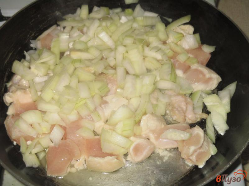 Фото приготовление рецепта: Куриная грудка с луком и аджикой на сковороде шаг №2