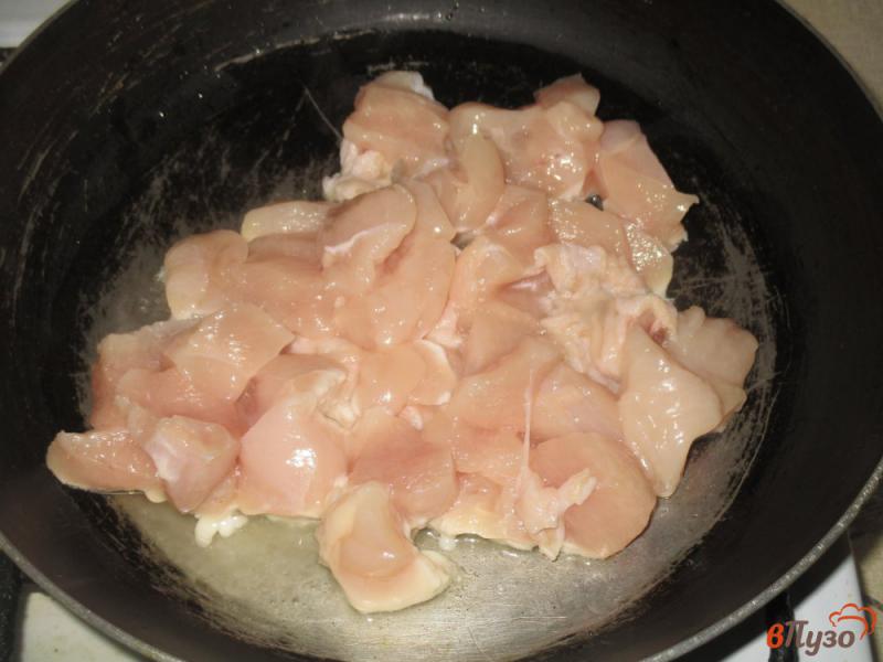 Фото приготовление рецепта: Куриная грудка с луком и аджикой на сковороде шаг №1