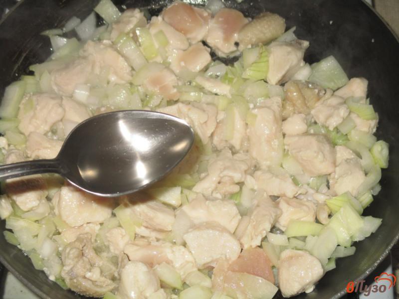 Фото приготовление рецепта: Куриная грудка с луком и аджикой на сковороде шаг №3