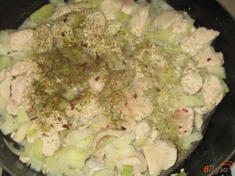 Фото приготовление рецепта: Куриная грудка с луком и аджикой на сковороде шаг №4