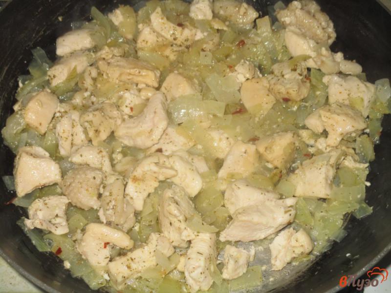Фото приготовление рецепта: Куриная грудка с луком и аджикой на сковороде шаг №5