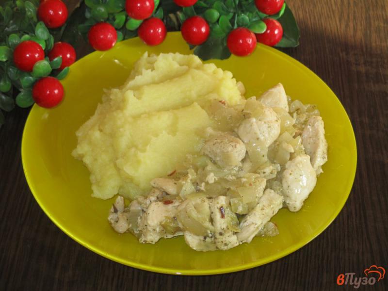 Фото приготовление рецепта: Куриная грудка с луком и аджикой на сковороде шаг №6