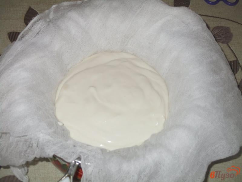 Фото приготовление рецепта: Густой крем из сметаны для украшения панкейков и кексов без загустителей шаг №1