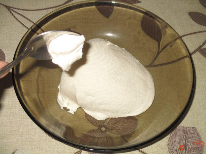 Фото приготовление рецепта: Густой крем из сметаны для украшения панкейков и кексов без загустителей шаг №2