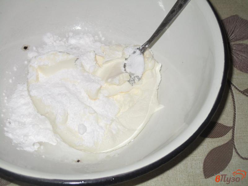 Фото приготовление рецепта: Густой крем из сметаны для украшения панкейков и кексов без загустителей шаг №4