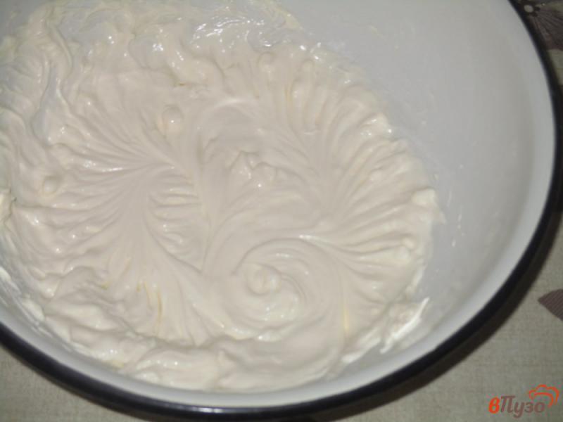 Фото приготовление рецепта: Густой крем из сметаны для украшения панкейков и кексов без загустителей шаг №5