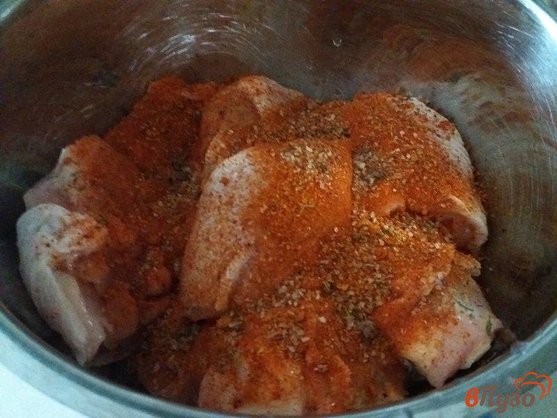 Фото приготовление рецепта: Куриные бедра в глазури шаг №2