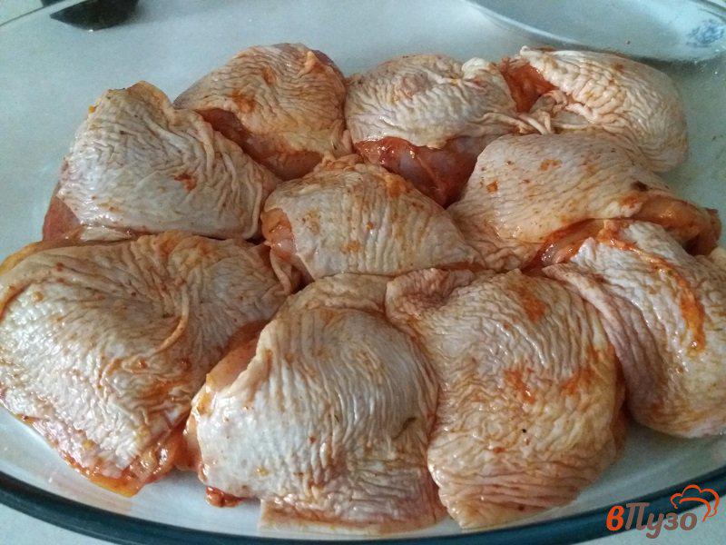 Фото приготовление рецепта: Куриные бедра в глазури шаг №3
