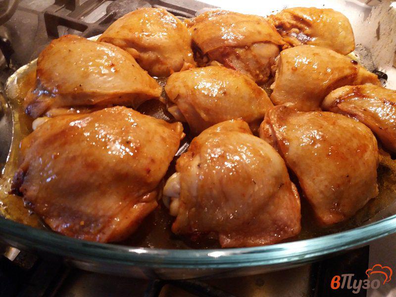 Фото приготовление рецепта: Куриные бедра в глазури шаг №5