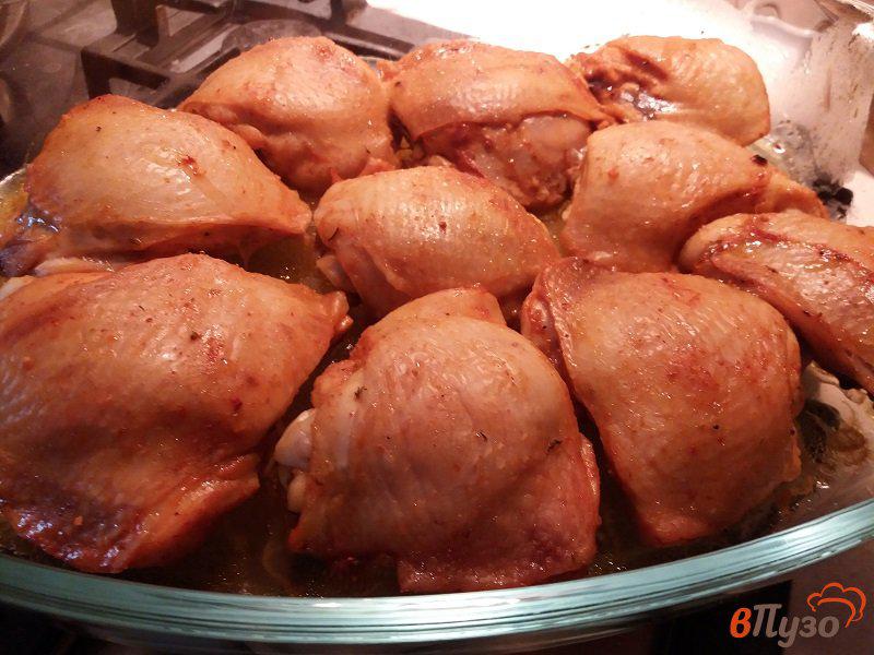 Фото приготовление рецепта: Куриные бедра в глазури шаг №4