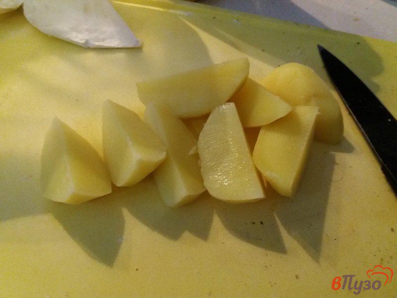 Фото приготовление рецепта: Картофельные дольки в яичной глазури шаг №2