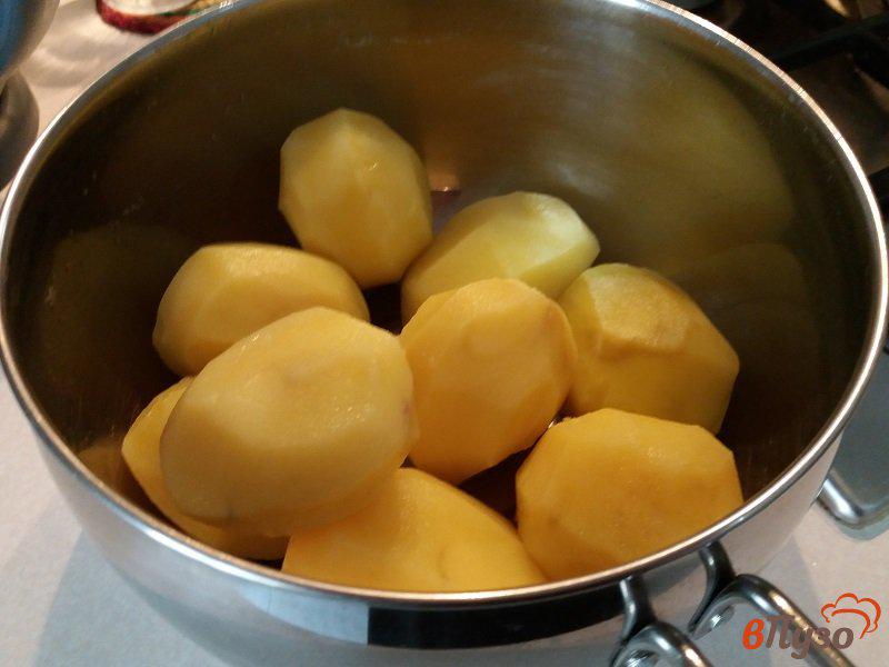 Фото приготовление рецепта: Картофельные дольки в яичной глазури шаг №1