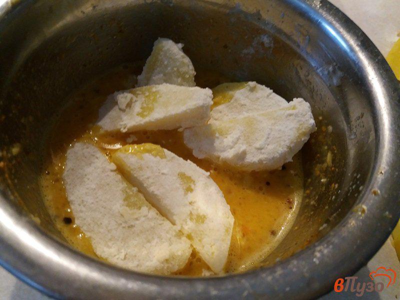 Фото приготовление рецепта: Картофельные дольки в яичной глазури шаг №4