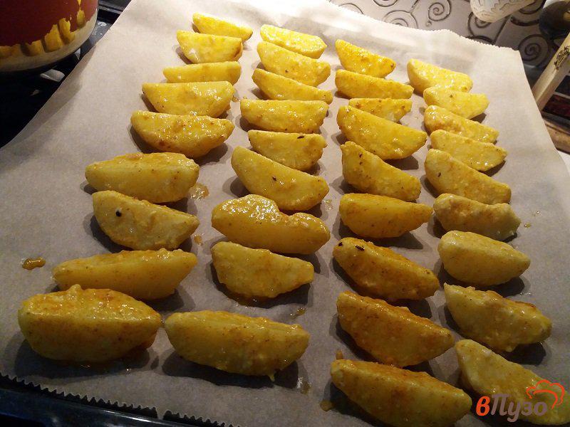 Фото приготовление рецепта: Картофельные дольки в яичной глазури шаг №5