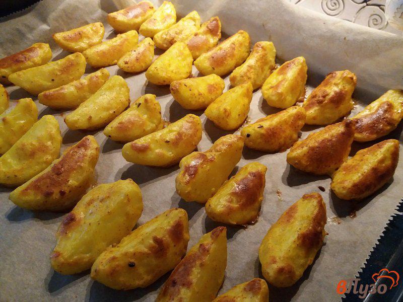 Фото приготовление рецепта: Картофельные дольки в яичной глазури шаг №6