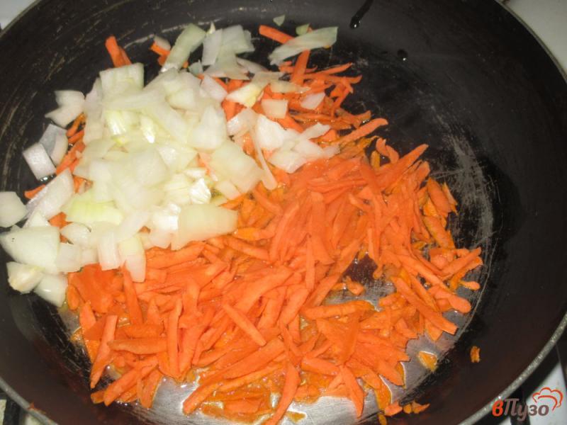 Фото приготовление рецепта: Утиная печень жареная с луком и морковью шаг №1
