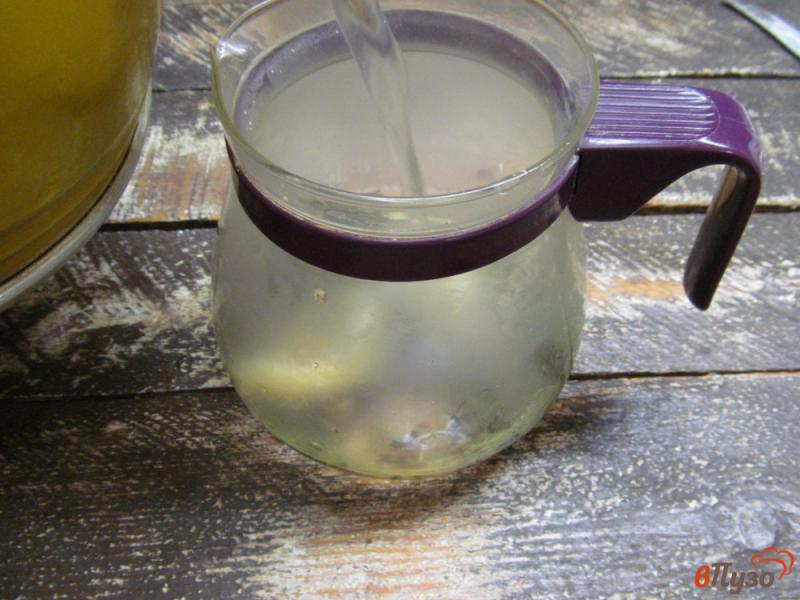 Фото приготовление рецепта: Чай с душистым перцем и мускатным орехом шаг №3
