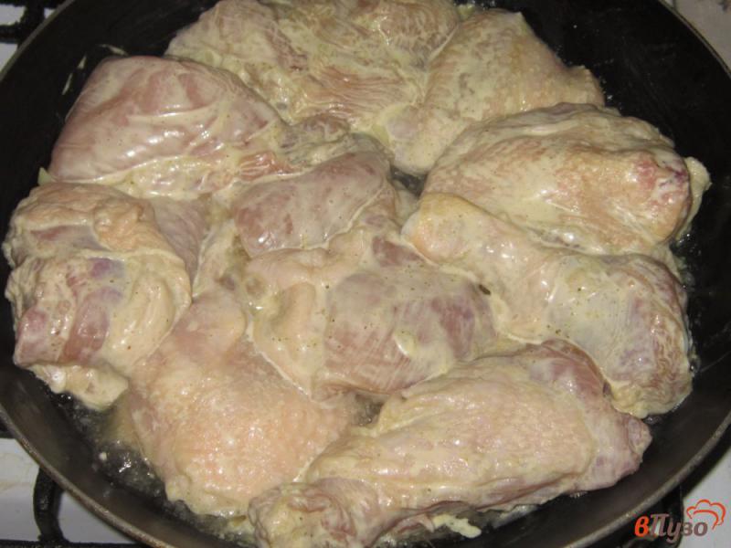Фото приготовление рецепта: Курица жареная на сковороде в маринаде шаг №5