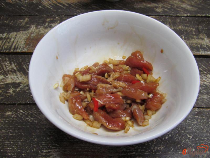 Фото приготовление рецепта: Свинина с рисом и пекинской капустой шаг №3