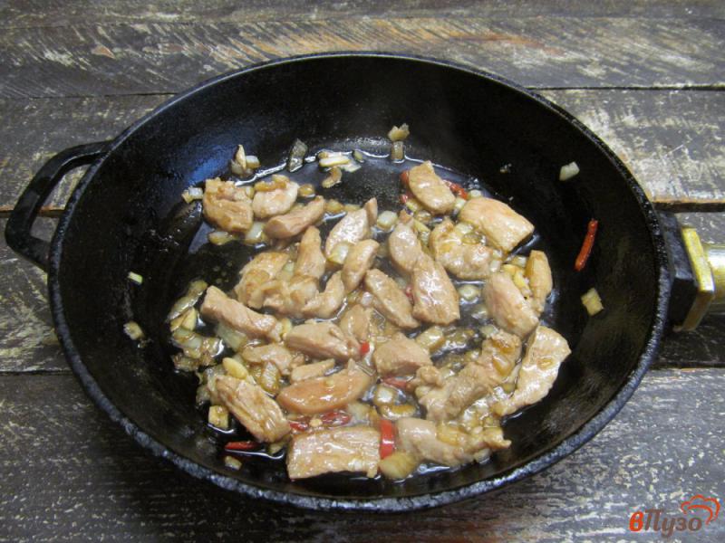 Фото приготовление рецепта: Свинина с рисом и пекинской капустой шаг №10