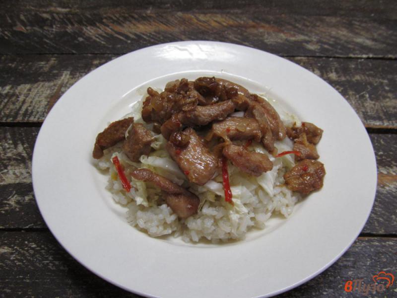 Фото приготовление рецепта: Свинина с рисом и пекинской капустой шаг №12