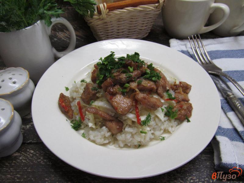Фото приготовление рецепта: Свинина с рисом и пекинской капустой шаг №14