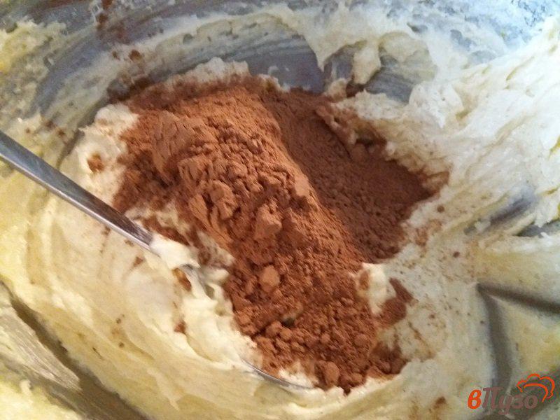 Фото приготовление рецепта: Шоколадные кексы с шоколадом шаг №2