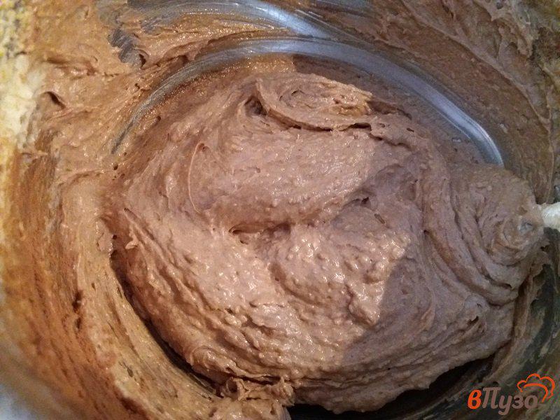 Фото приготовление рецепта: Шоколадные кексы с шоколадом шаг №3