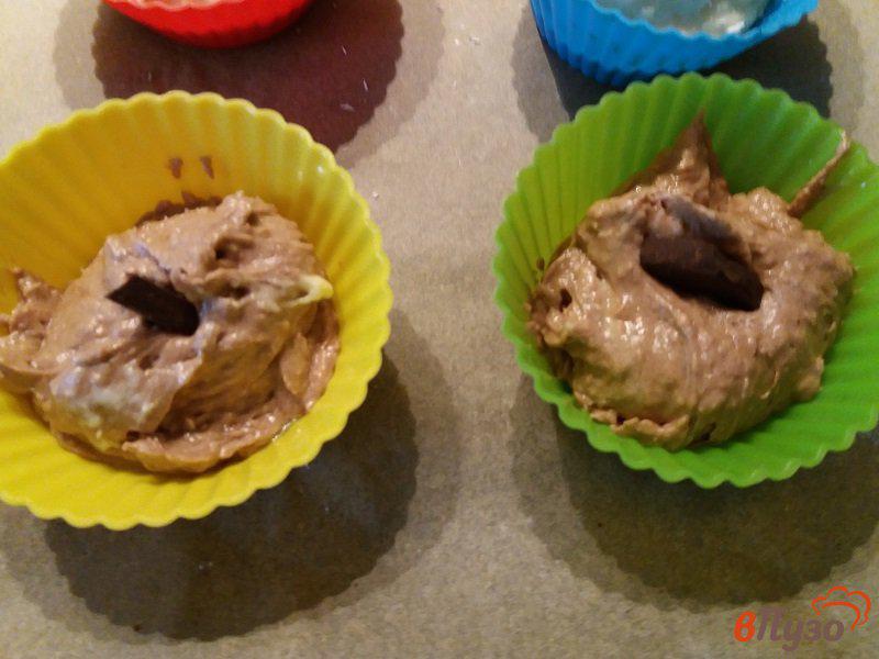 Фото приготовление рецепта: Шоколадные кексы с шоколадом шаг №4