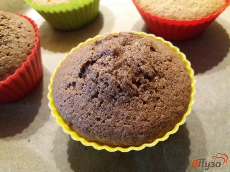 Фото приготовление рецепта: Шоколадные кексы с шоколадом шаг №5