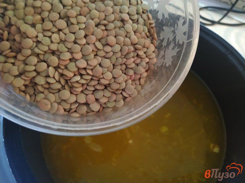 Фото приготовление рецепта: Томатный суп с чечевицей и копчеными ребрышками шаг №4