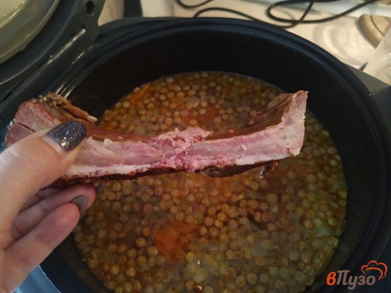 Фото приготовление рецепта: Томатный суп с чечевицей и копчеными ребрышками шаг №5