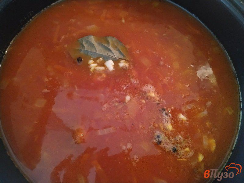 Фото приготовление рецепта: Томатный суп с чечевицей и копчеными ребрышками шаг №7