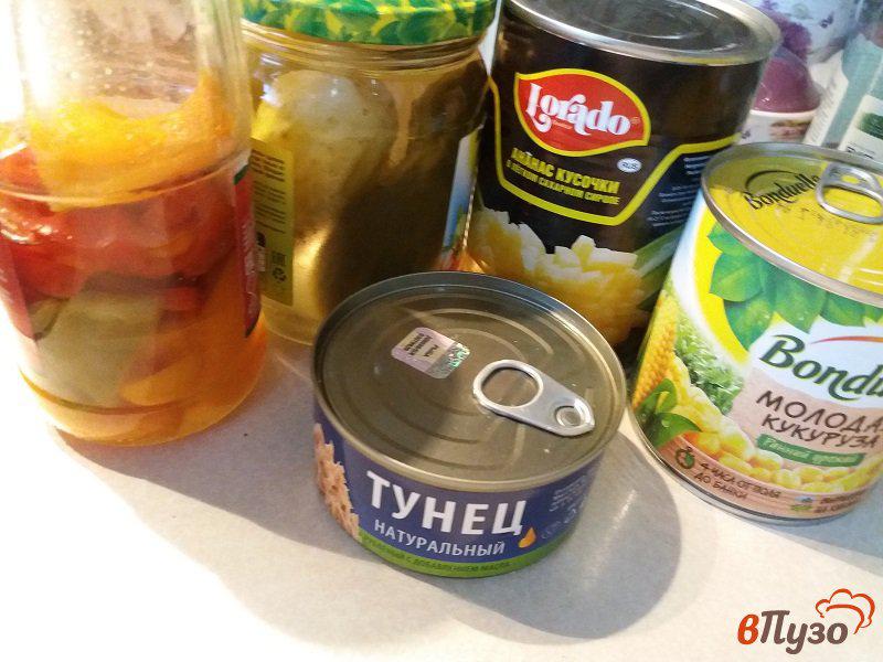 Фото приготовление рецепта: Салат с тунцом и копченым лососем шаг №1