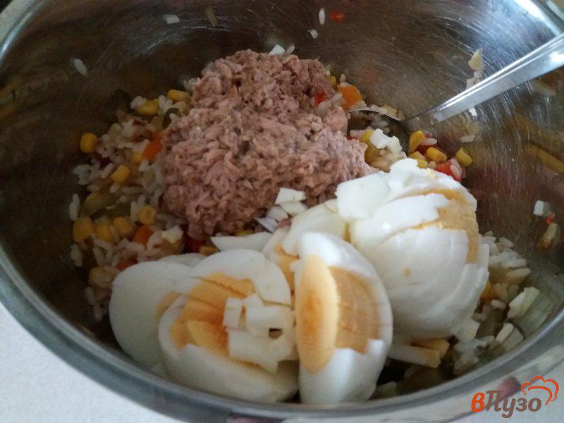 Фото приготовление рецепта: Салат с тунцом и копченым лососем шаг №8