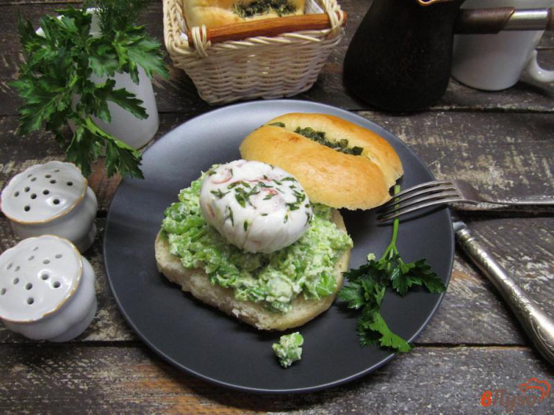 Фото приготовление рецепта: Зеленый горошек с яйцом пашот шаг №7