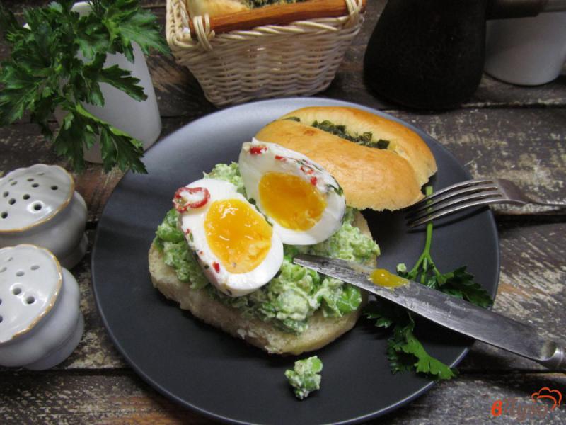 Фото приготовление рецепта: Зеленый горошек с яйцом пашот шаг №8