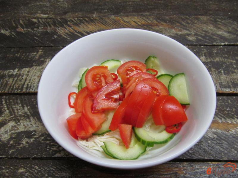 Фото приготовление рецепта: Салат из пекинской капусты с помидором и кукурузой шаг №3
