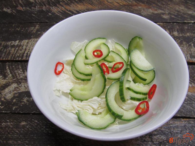 Фото приготовление рецепта: Салат из пекинской капусты с помидором и кукурузой шаг №2