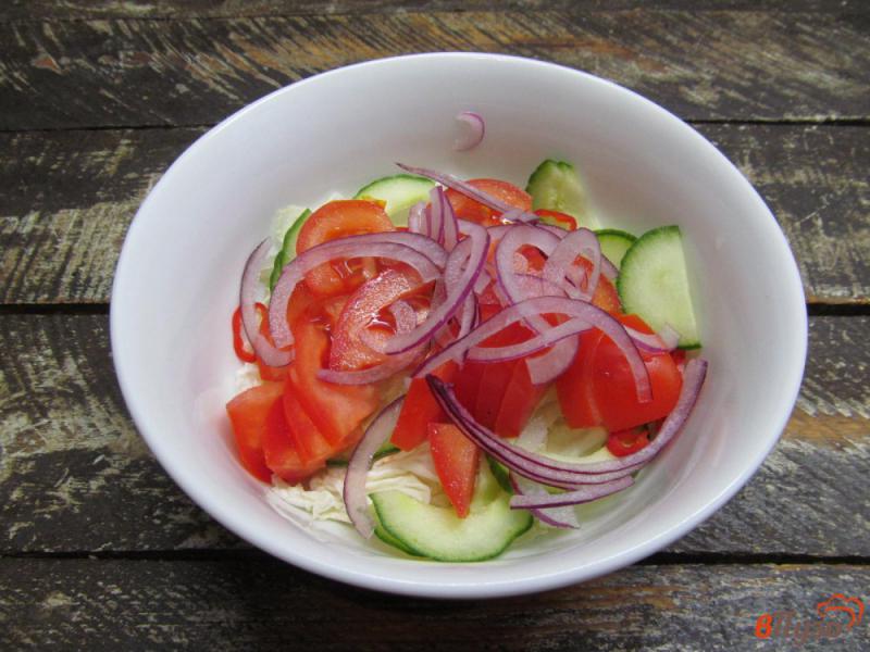 Фото приготовление рецепта: Салат из пекинской капусты с помидором и кукурузой шаг №4