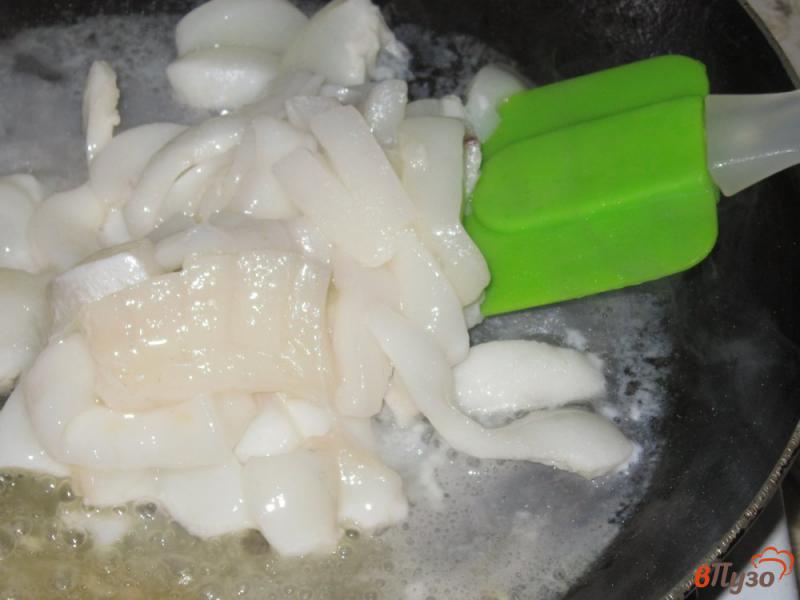 Фото приготовление рецепта: Кальмар в сметанном соусе с горчицей шаг №1